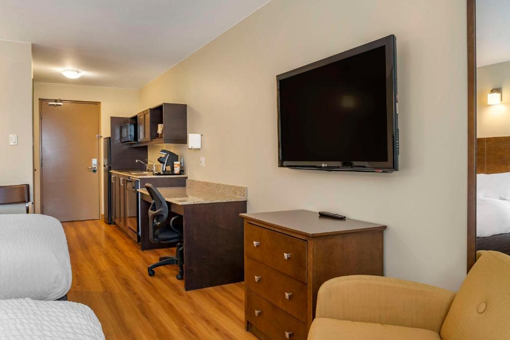TV a/nebo společenská místnost v ubytování Quality Inn & Suites