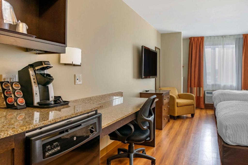Kuchyň nebo kuchyňský kout v ubytování Quality Inn & Suites