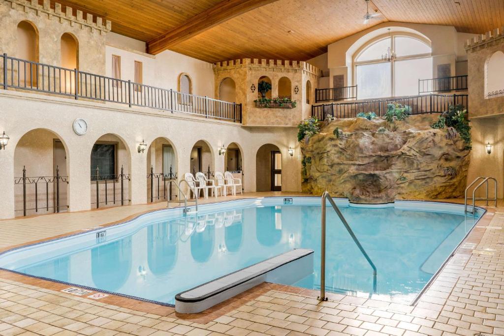 Bazén v ubytování Quality Inn & Suites nebo v jeho okolí