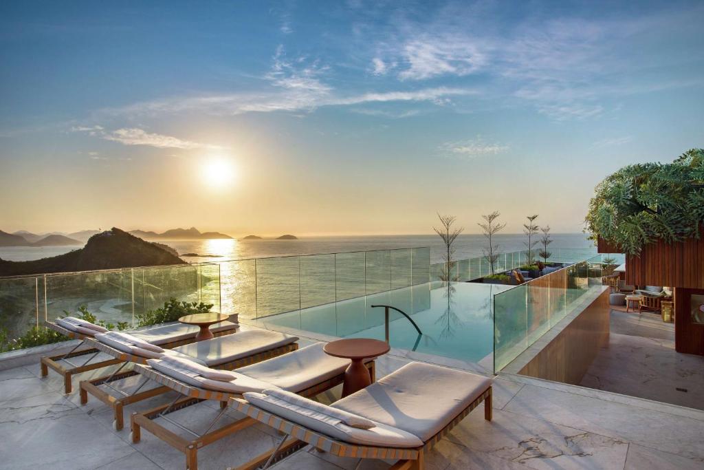 uma villa com piscina e vista para o oceano em Hilton Copacabana Rio de Janeiro no Rio de Janeiro