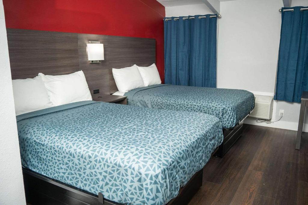 Postel nebo postele na pokoji v ubytování Econo Lodge