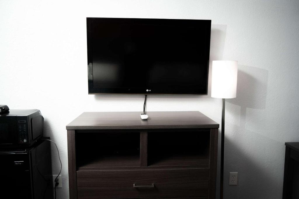 TV a/nebo společenská místnost v ubytování Econo Lodge
