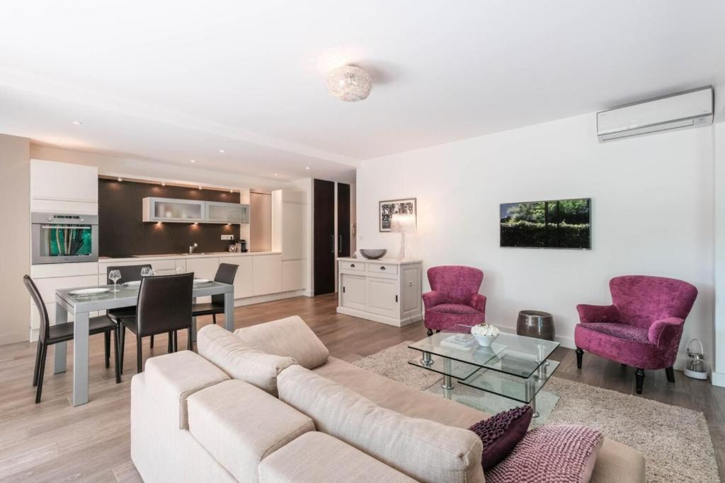 un salon avec un canapé et une table dans l'établissement WDF two bedrooms in the heart of Cannes!!, à Cannes