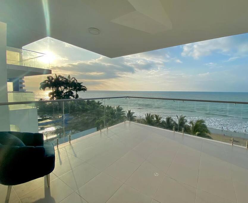 een woonkamer met uitzicht op de oceaan bij Apartamento en Resort Playa Azul in Tonsupa
