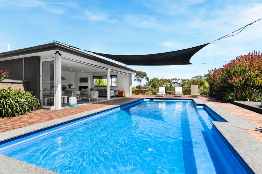 una piscina nel cortile di una casa di 10BR Great Ocean farmstay for 20 people a Leopold