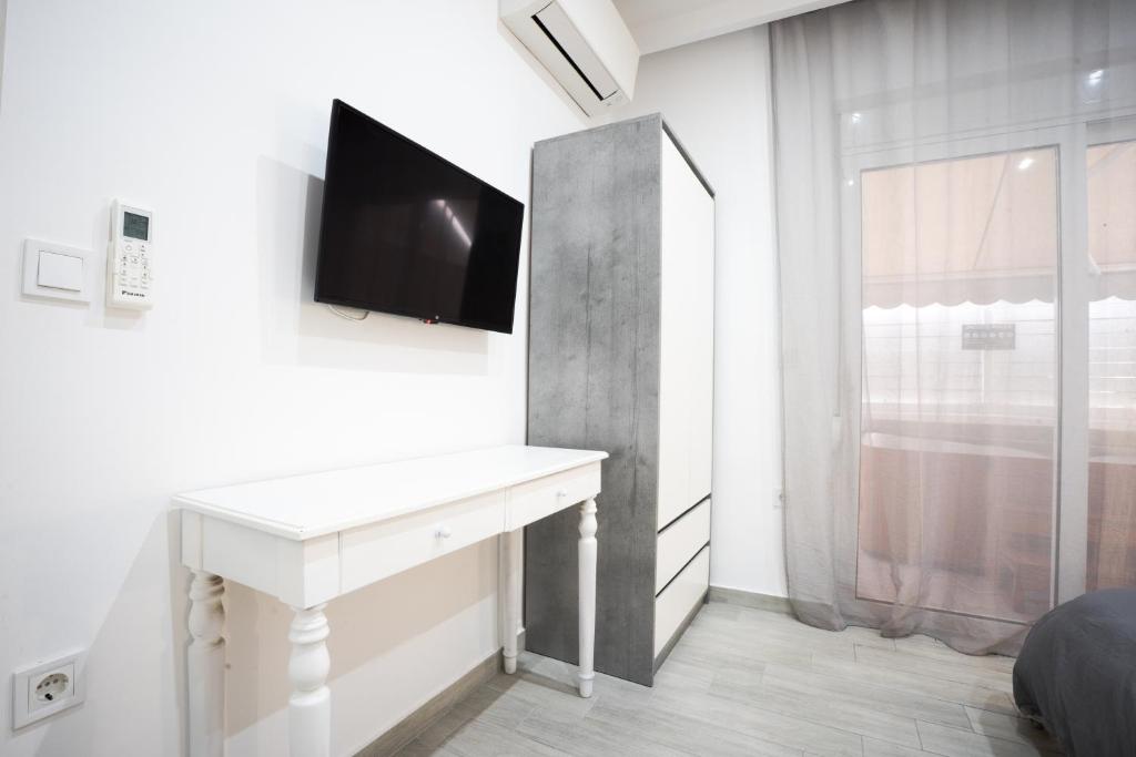 Televízia a/alebo spoločenská miestnosť v ubytovaní Rodini House