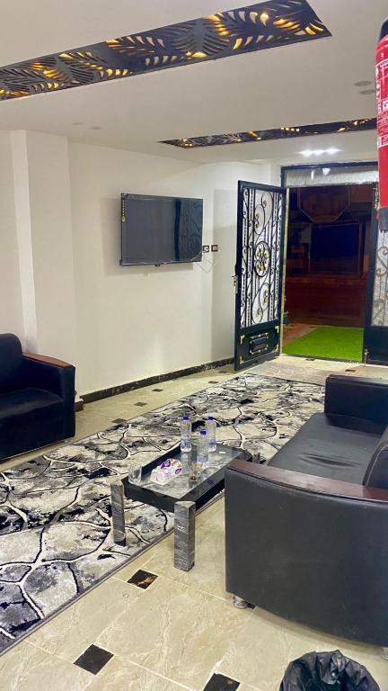 TV a/nebo společenská místnost v ubytování RAAK HOTEL فندق راك