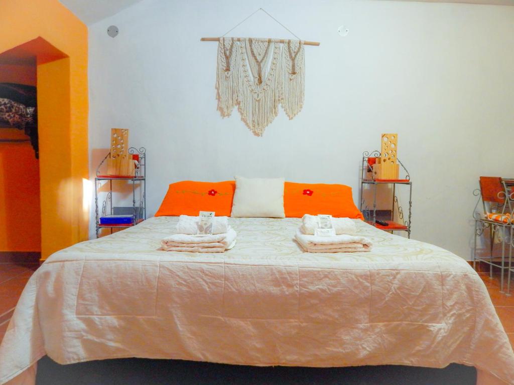 sypialnia z dużym łóżkiem z ręcznikami w obiekcie Ipay Alojamiento Familiar w mieście Purmamarca
