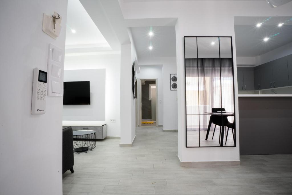 Televízia a/alebo spoločenská miestnosť v ubytovaní Rodini House