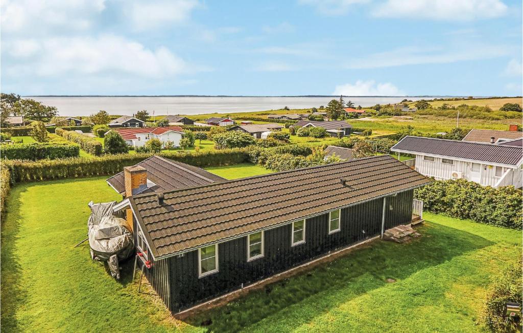 una vista aérea de una casa con un caballo estacionado fuera en Gorgeous Home In Sydals With House Sea View, en Sønderby