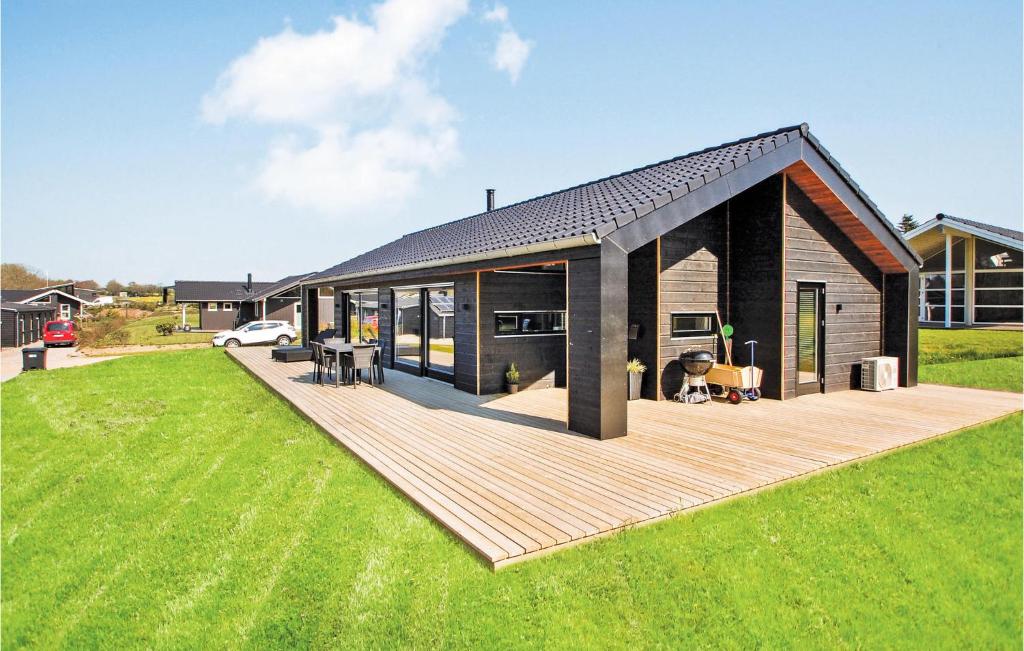 Kelstrup的住宿－Awesome Home In Haderslev With Kitchen，庭院中带木甲板的房子