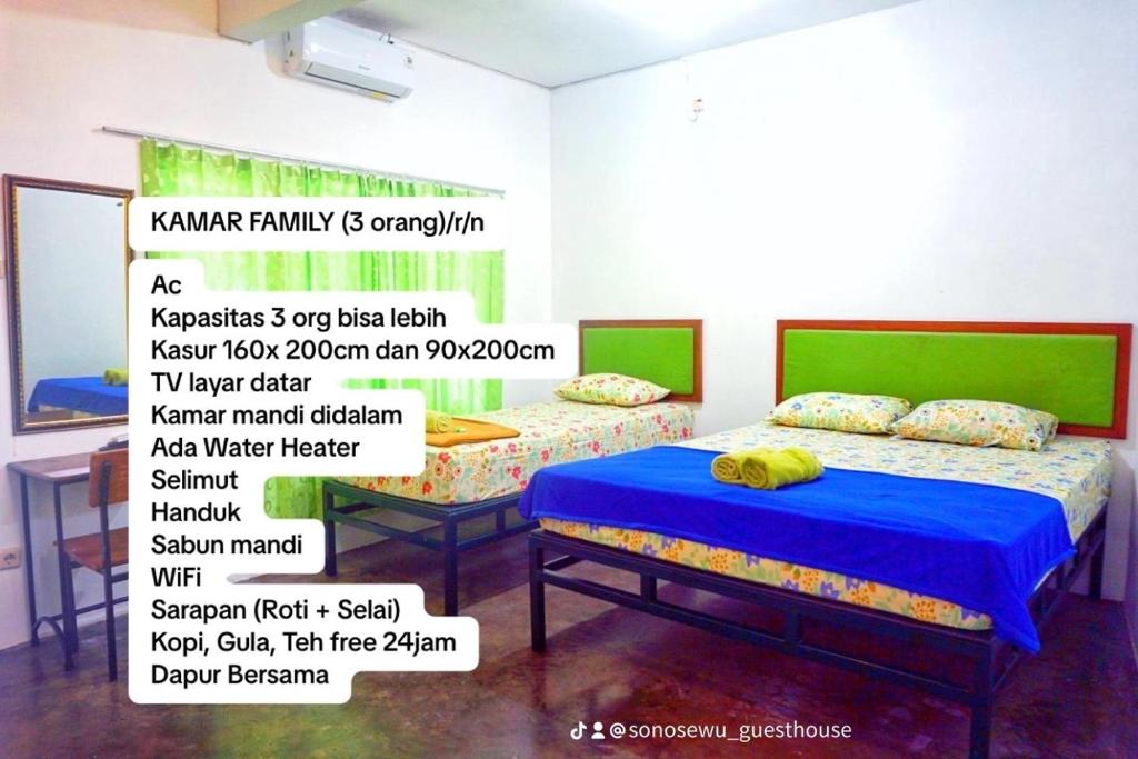 Postel nebo postele na pokoji v ubytování Sonosewu Guesthouse Syariah