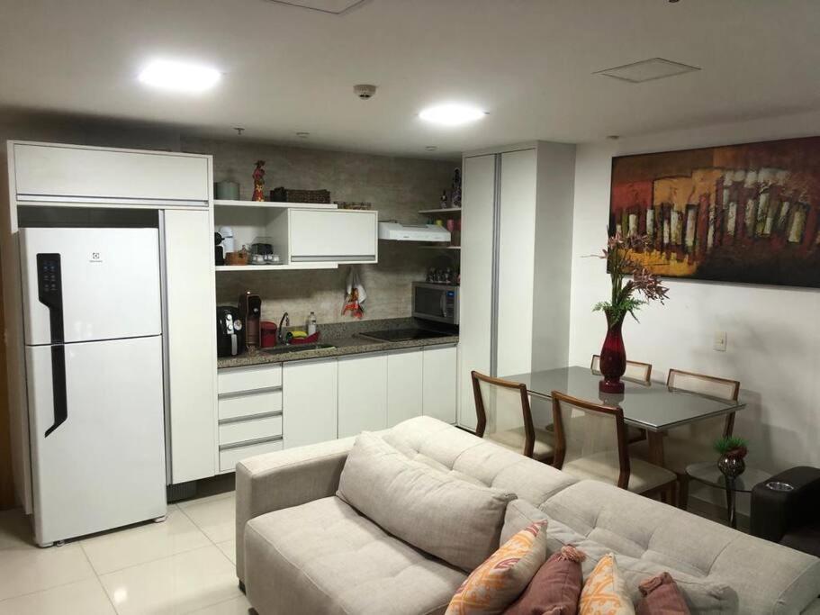 uma sala de estar com um sofá, uma mesa e uma cozinha em Apartamento c/ Suíte DF Plaza - Vista Espetacular em Brasília