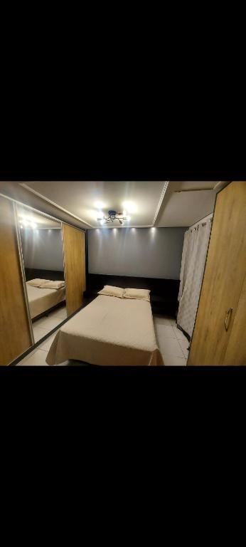 um pequeno quarto com 2 camas e um tecto em Condominio Dumont em Canoas
