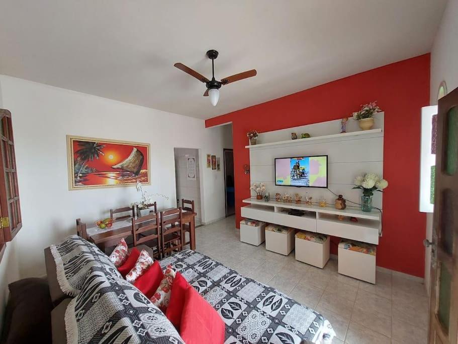 ein Wohnzimmer mit einem Sofa und einem Esszimmer in der Unterkunft Uma jóia em frente ao mar! in Piúma