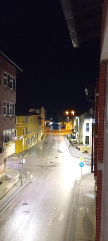 uma rua vazia à noite numa cidade em Stan na Dan em Gornji Vakuf