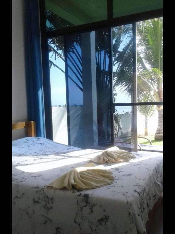 Postel nebo postele na pokoji v ubytování BambooBeachVilla1 AC New OCEANFRONT POOL sunsetview garden kitchen SATELLITE STARLINK WI-FI