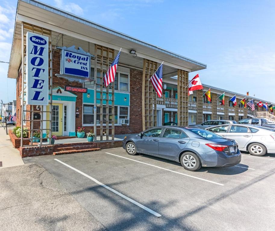 um carro estacionado num parque de estacionamento em frente a uma loja em Royal Crest Inn - Hampton Beach em Hampton