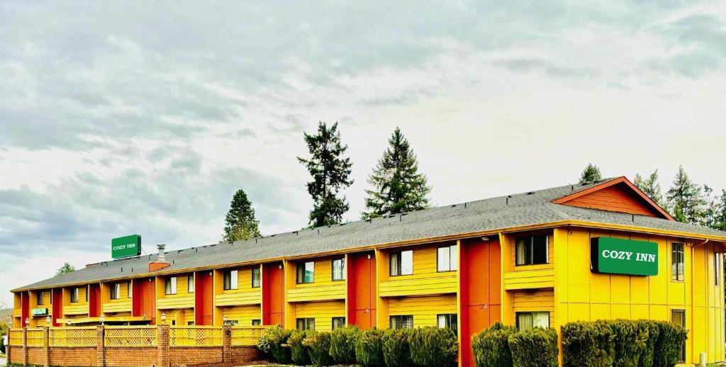 un bâtiment jaune et orange avec un panneau. dans l'établissement Cozy Inn, à Centralia