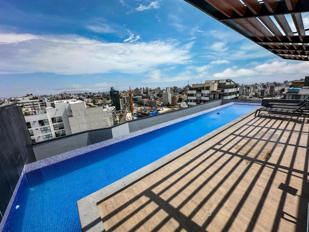 una piscina en la azotea de un edificio en Apartamento exclusivo a 70 metros de san Isidro, en Lima