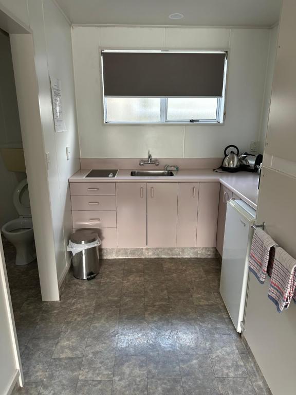 Kuchyň nebo kuchyňský kout v ubytování Helensborough Motor Inn