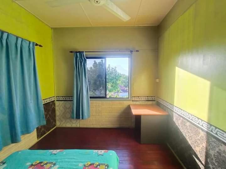 Zimmer mit einem Bett und einem Fenster in der Unterkunft House no 39 in Kota Belud