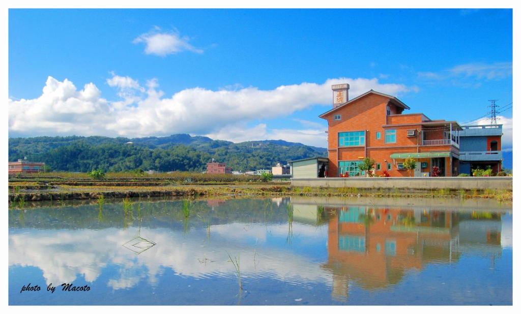 大隱村的住宿－正統休閒農場民宿，水体旁的建筑物