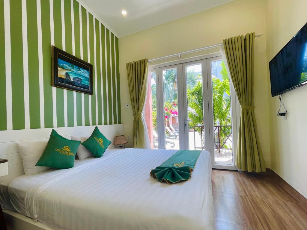 A bed or beds in a room at Lotus Garden Muine Resort & Spa