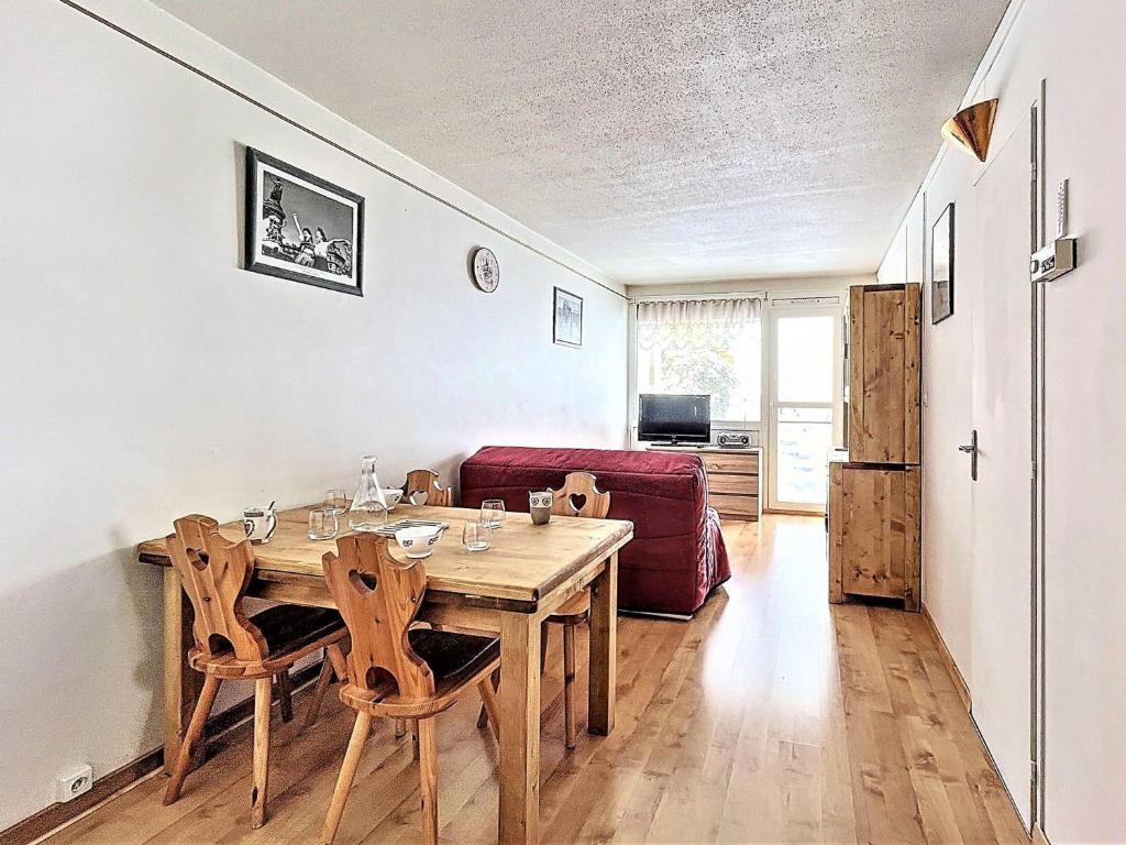 une salle à manger avec une table et un canapé dans l'établissement Appartement lumineux · Ski aux pieds · Centre station · Près des commerces et ESF - FR-1-267-277, à La Toussuire