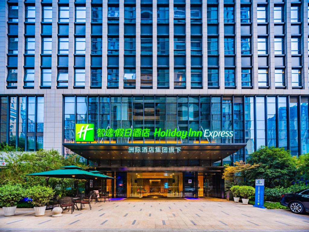 un bâtiment avec un panneau devant lui dans l'établissement Holiday Inn Express Xi'an High Tech Zone North, an IHG Hotel, à Xi'an