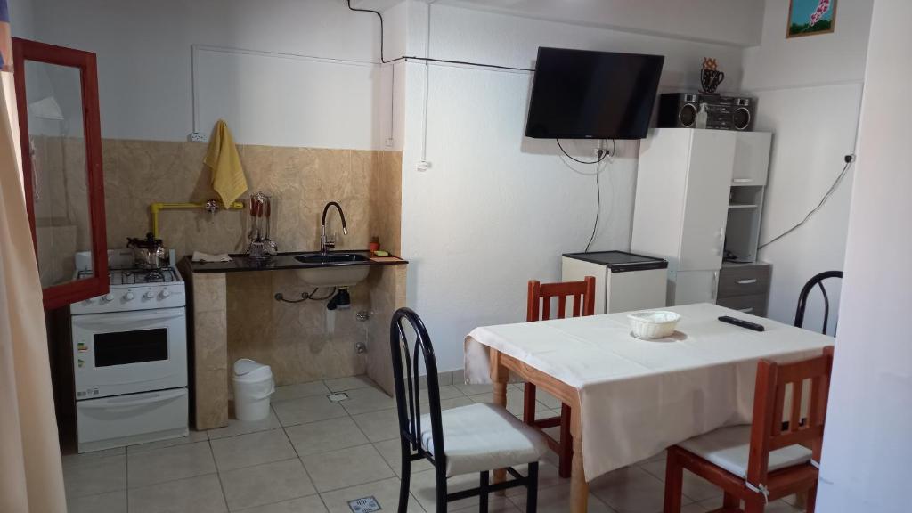 - une petite cuisine avec une table et des chaises dans la chambre dans l'établissement Alojamiento Palpalá, à Palpalá