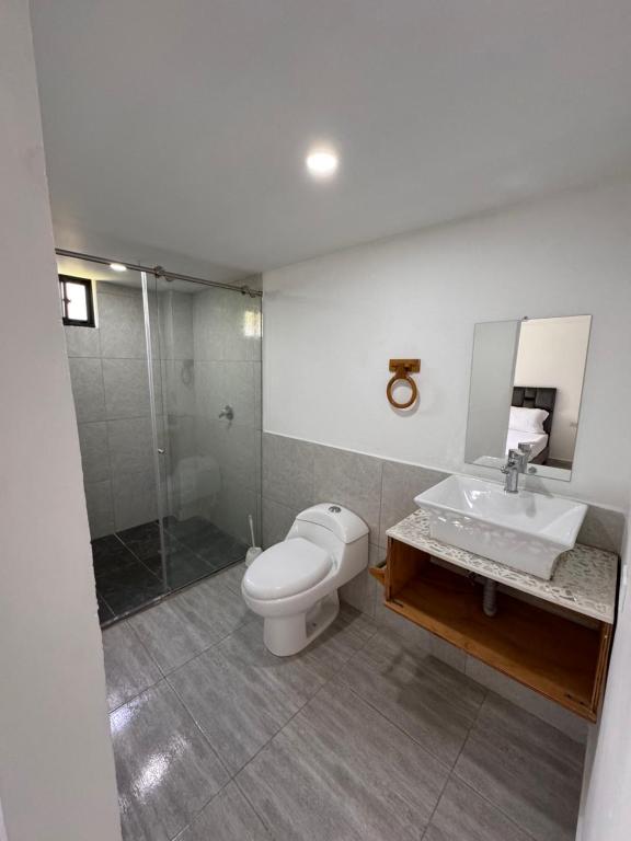 a bathroom with a toilet and a sink and a shower at Habitación con Baño Privado en Casa Campestre in Sabaneta
