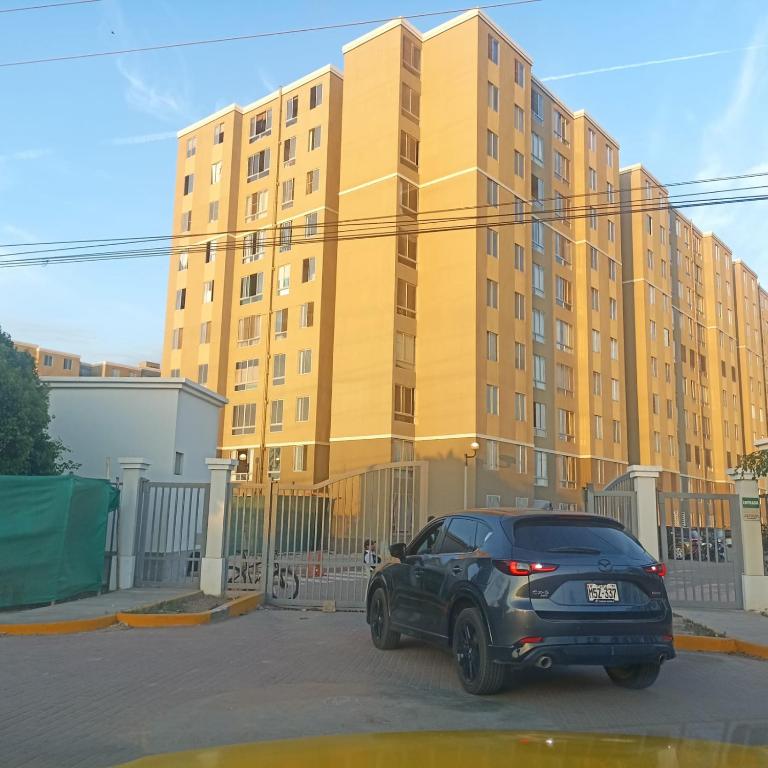 a black car parked in front of a building at COMODO DEPARTAMENTO EN Chiclayo in Chiclayo