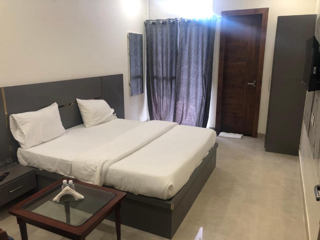 Postel nebo postele na pokoji v ubytování C T Heights Inn