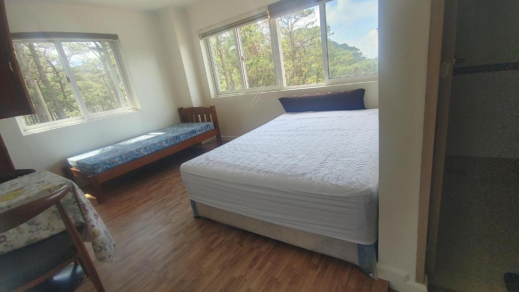 Postel nebo postele na pokoji v ubytování Baguio BELL Staycation