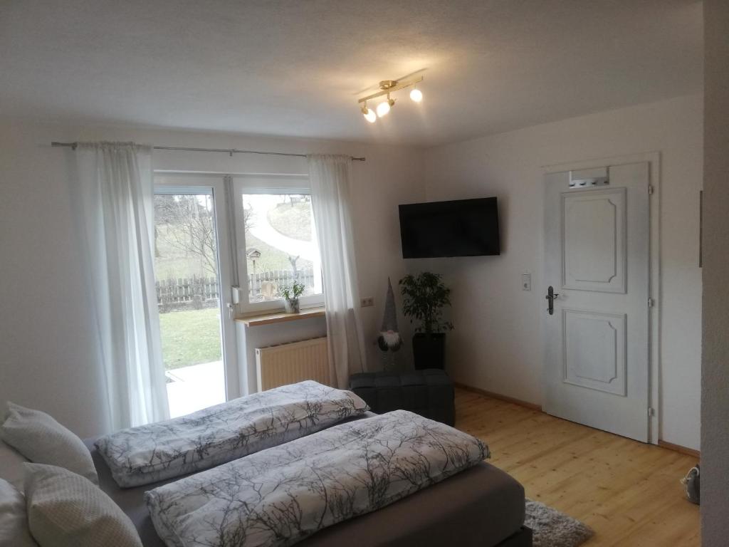1 Schlafzimmer mit 2 Betten und einem Fenster in der Unterkunft Ferienwohnung Bergnest in Niederndorferberg