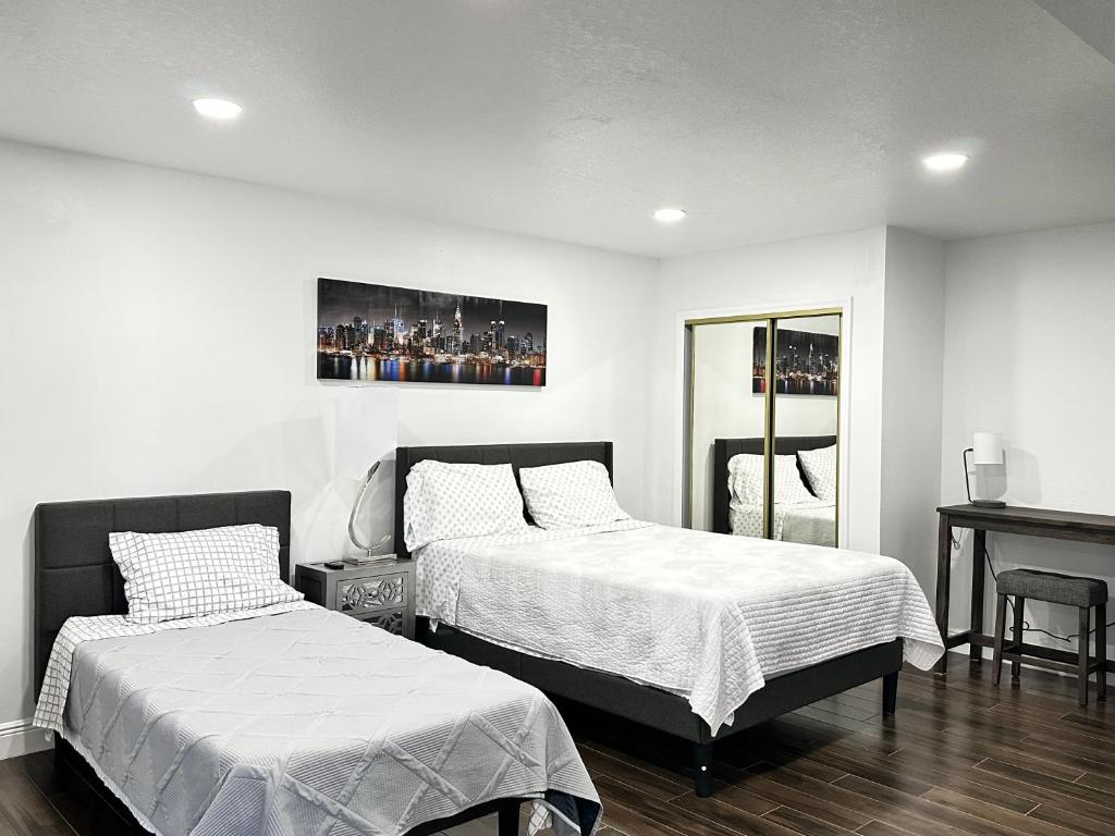 een slaapkamer met 2 bedden, een tafel en een spiegel bij Getaway / Privacy Suite B in Lutz
