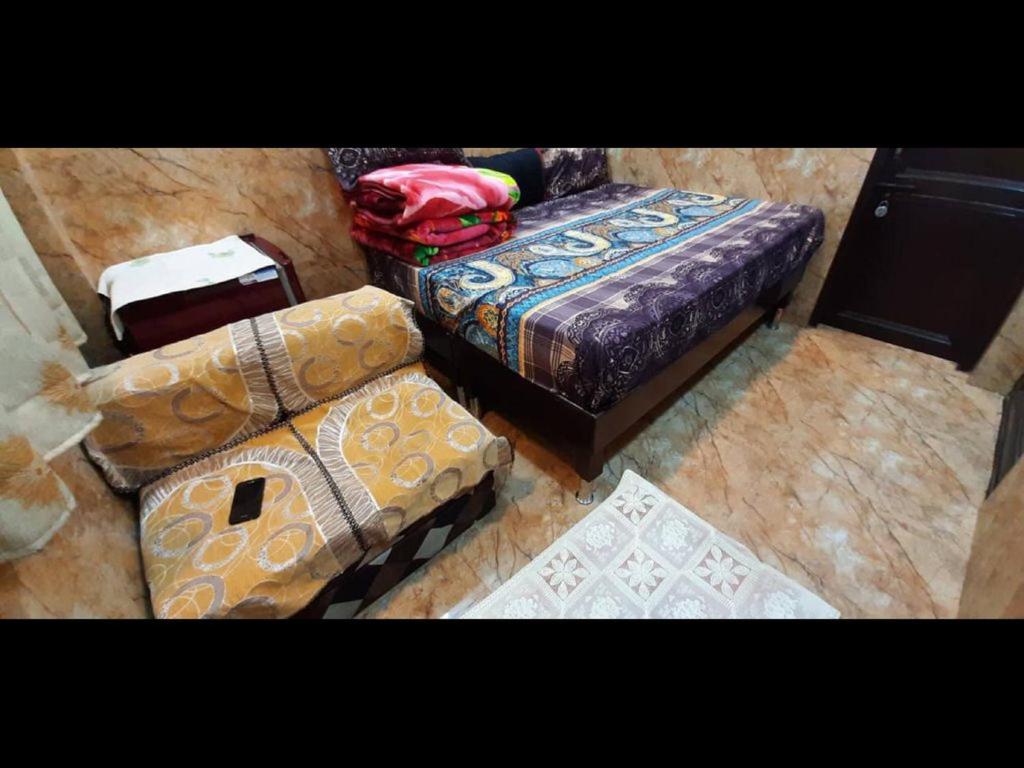 eine Aussicht über ein Zimmer mit 2 Betten und einem Sofa in der Unterkunft Room in Guest room - Posh Foreigners Place,couples Allowed Lajpat Nagar in Neu-Delhi