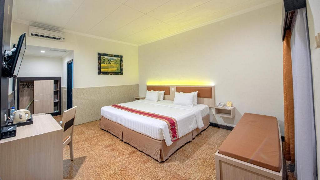 Postel nebo postele na pokoji v ubytování Lombok Garden Hotel