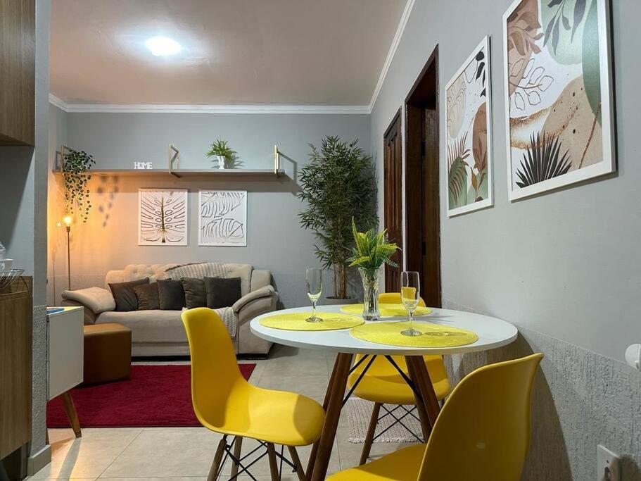 - un salon avec une table et des chaises jaunes dans l'établissement Apartamento mobiliado, à Porto Velho