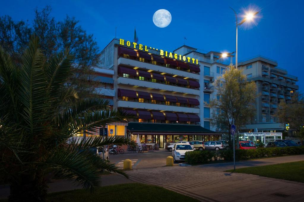 リド・ディ・カマイオーレにあるHotel Biagiottiの満月の空のホテルビル
