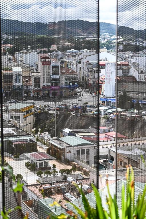 산 경관 또는 호텔에서 바라본 산 전망