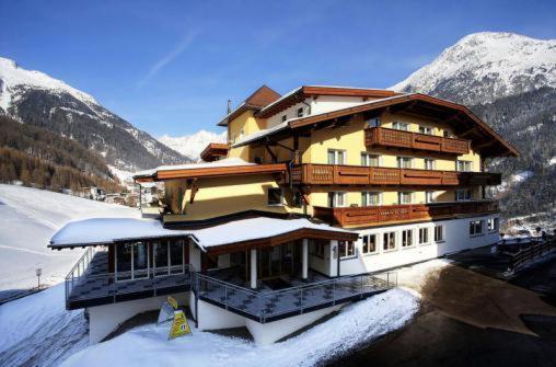 Nespecifikovaný výhled na hory nebo výhled na hory při pohledu z hotelu
