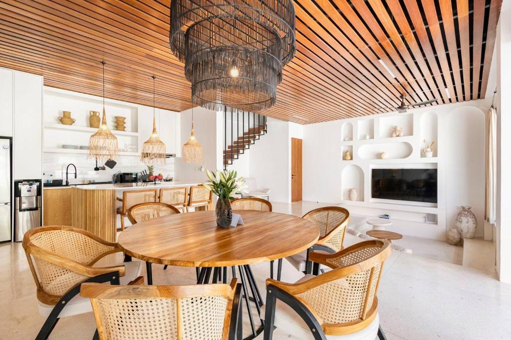 a kitchen and dining room with a table and chairs at Unity Villas Canggu in Canggu