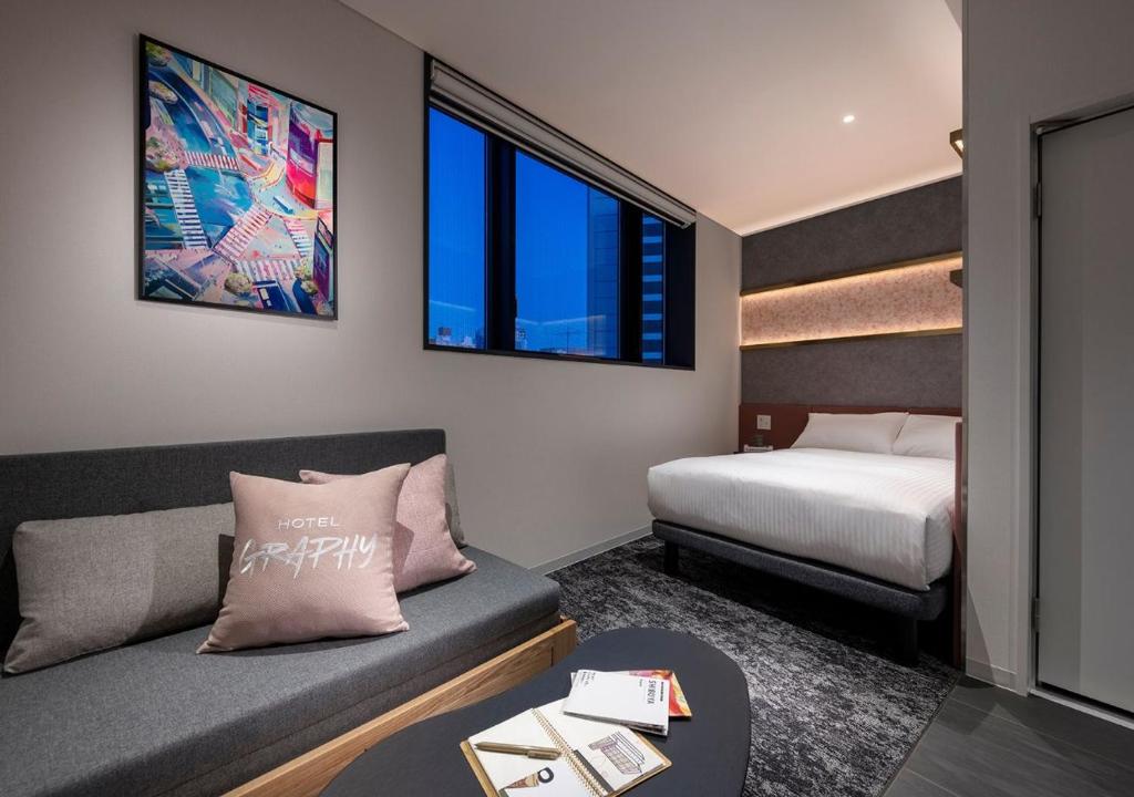 Postel nebo postele na pokoji v ubytování HOTEL GRAPHY Shibuya