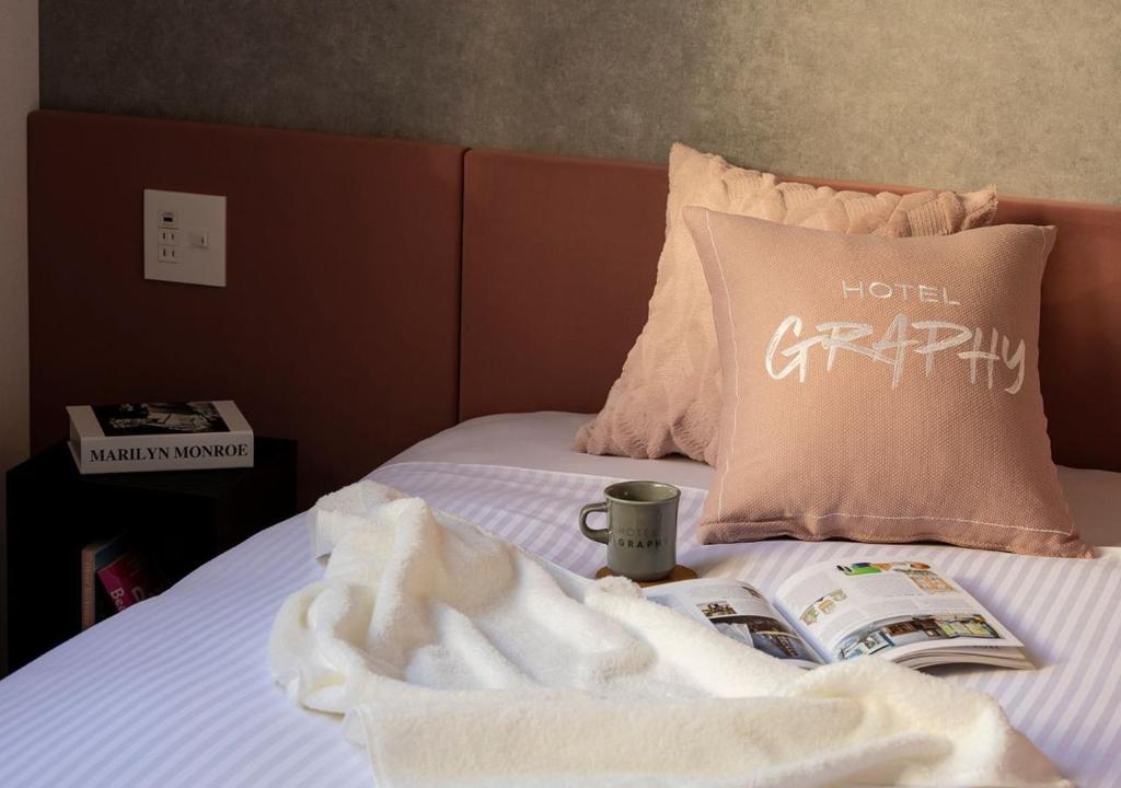 Postel nebo postele na pokoji v ubytování HOTEL GRAPHY Shibuya