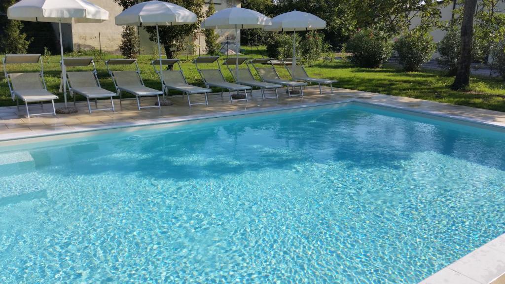 Bazén v ubytování Hotel Venice Resort Airport nebo v jeho okolí