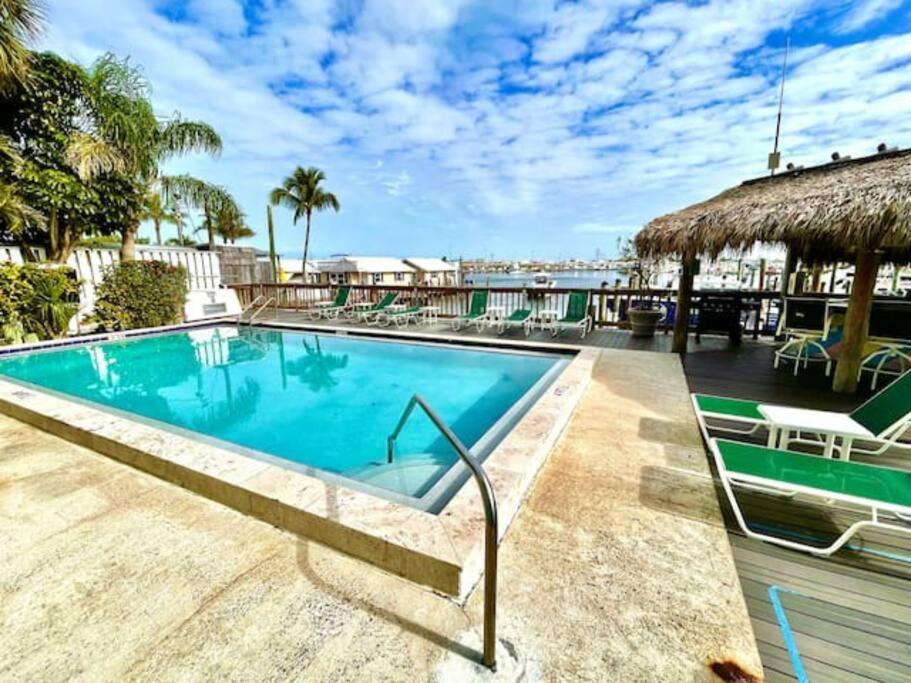 Bazén v ubytování Andros - Spacious 2x2 Waterfront Condo nebo v jeho okolí