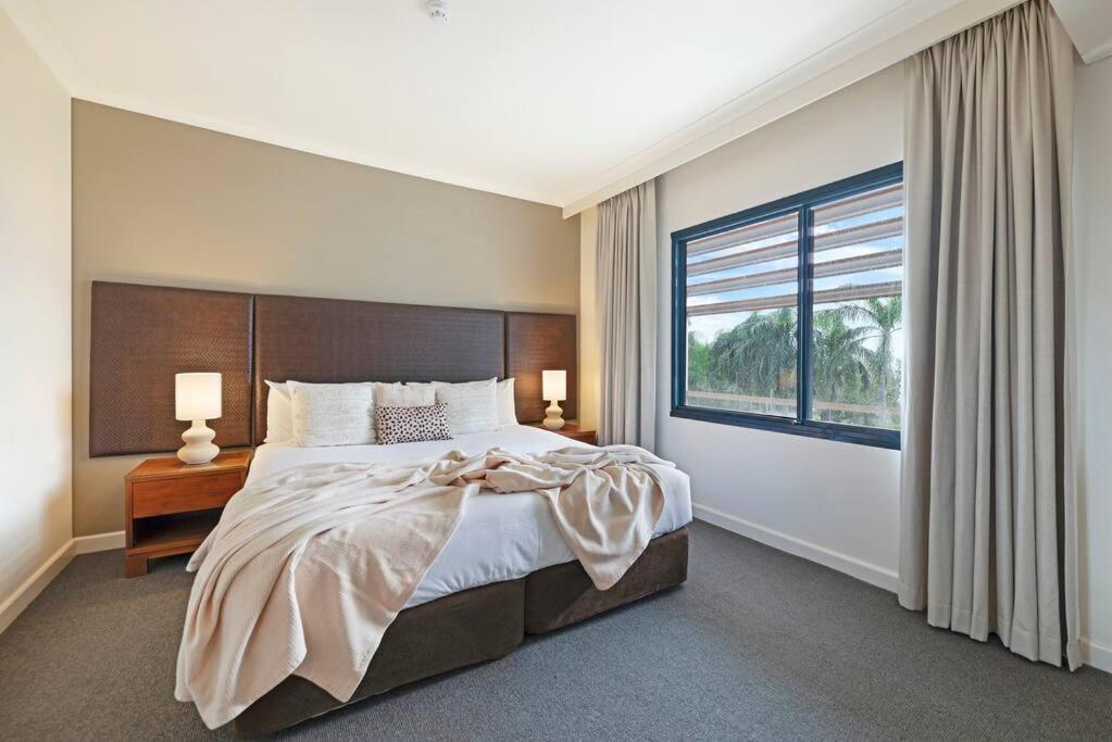 Postel nebo postele na pokoji v ubytování Breezy Harbourfront Resort Escape with Tropical Pool