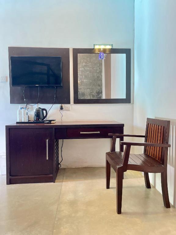 TV a/nebo společenská místnost v ubytování Olanro Hotel Negombo